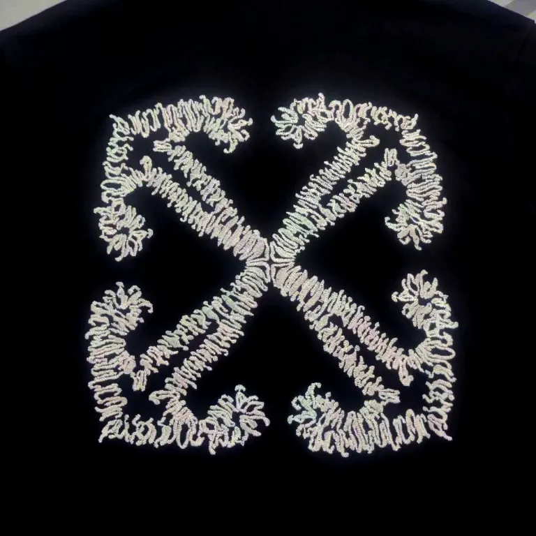 Top tested version OFF new large embroidery WHITE short-sleeved T-shirt OW trendy brand 2024 couples men and women hooded sweatshirt As a street fashion art in the luxury ranks, off white has always attracted many fans with its classic logo and trendy creativity. Not only is it an understanding of fashion, off white also intuitively reflects ♻️ environmental awareness in many works, and treats the world gently.  The kangaroo pocket adopts a special machine crimping process with externally shaped wiring. The brim of the hat is designed with threads, which is the first thing to look at when appraising.  The entire towel embroidery is scanned and printed more than 10 times. Can perfectly restore the original effect. The embroidery uses the latest embroidery technology and the picture is clear. The white glue base ensures the firmness of the printing, and machine washing is stress-free. The fabric is made of 480g terry cotton fabric with full drape.  Color: Black Size: XS-L P:430